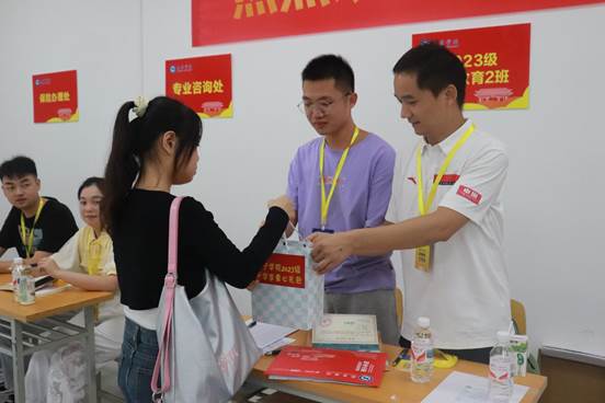 辅导员杨先春老师和学生志愿者为新生送上爱心礼包