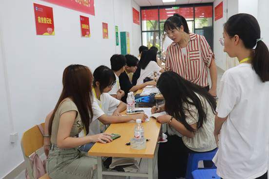 学生志愿者热心解答新生问题