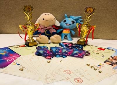 图片包含 室内, 墙壁, 餐桌, 就坐描述已自动生成