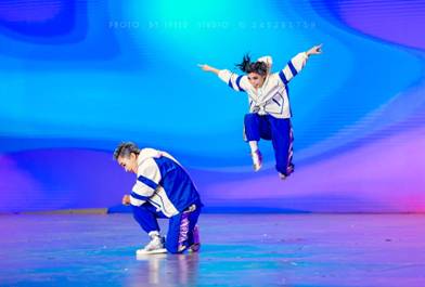 图片包含 水, 户外, 男士, 地面描述已自动生成