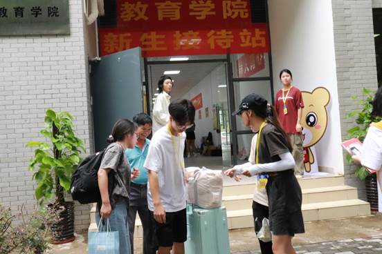 学生志愿者帮助新生搬运行李