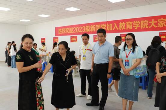 学校领导到迎新接待处指导工作