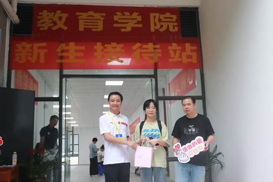 辅导员杨先春老师与新生合影