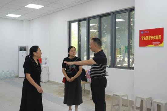 校办主任陈铁（右一）、学院党总支书记黄瓅（左一）、副院长黄玉（右二）指导迎新工作