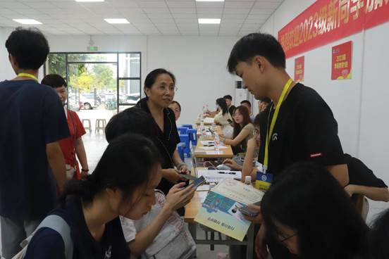 黄瓅书记为新生答疑解惑