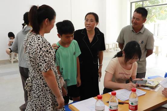 黄瓅书记为新生介绍学院情况1